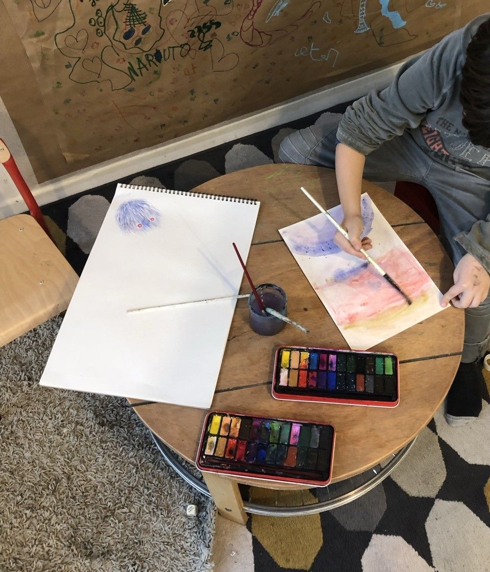 Une table d'aquarelle vue du dessus