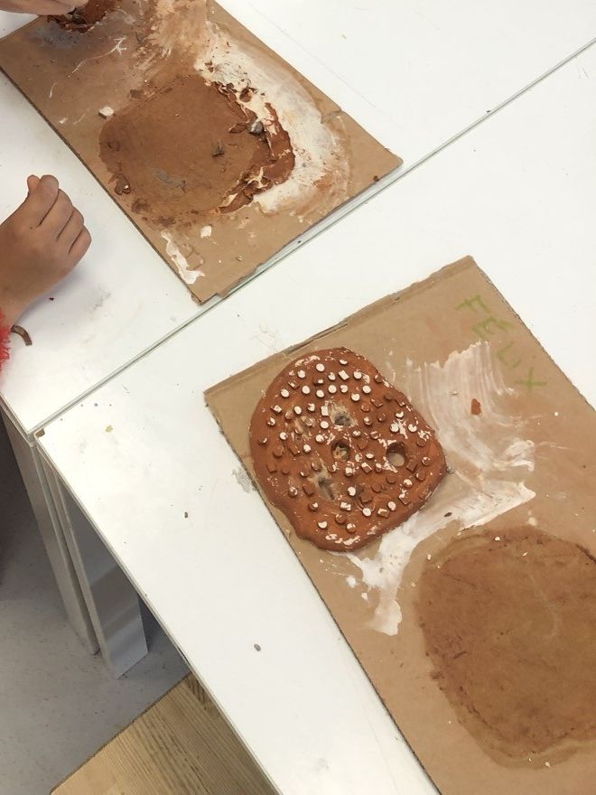 Des galettes d'argile marquées d'empreintes