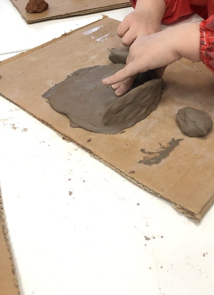 Des mains d'enfant dans l'argile