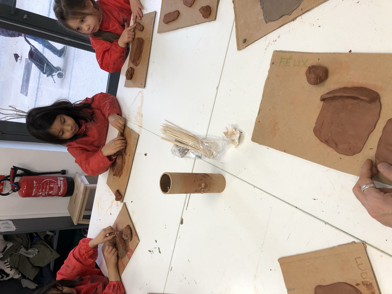 Les planches d'argile installées sur les tables avant l'atelier