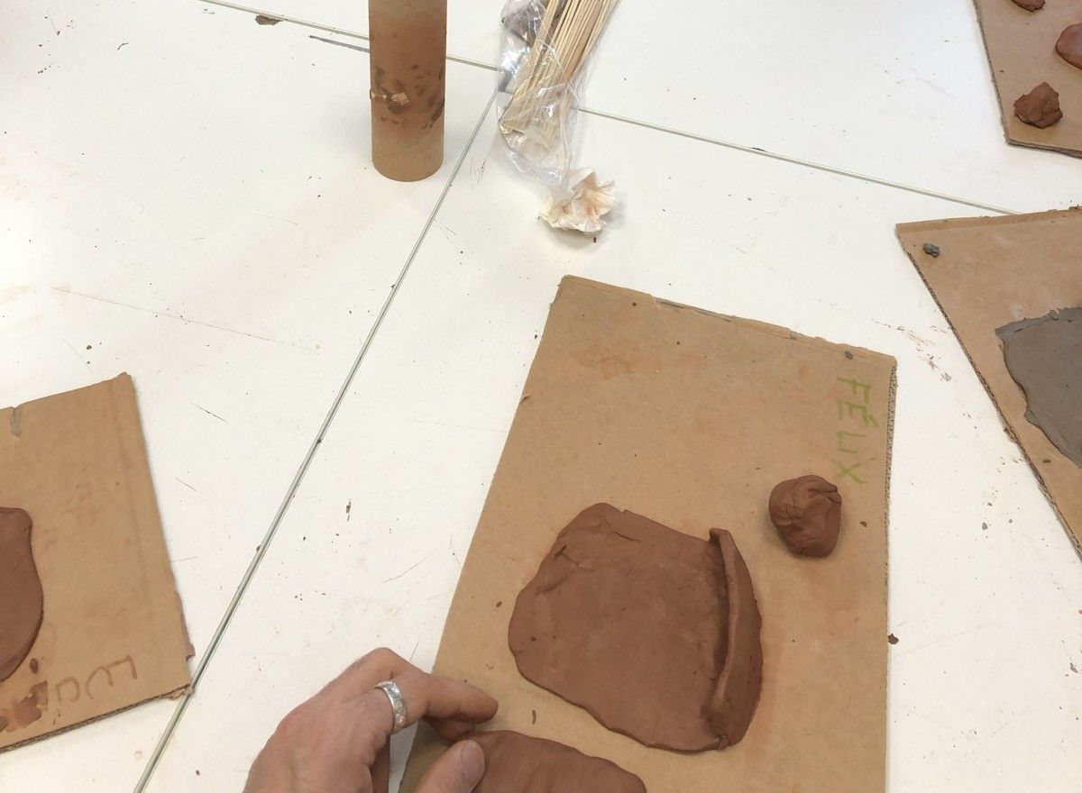 Des plaques de matière à modeler sur une table