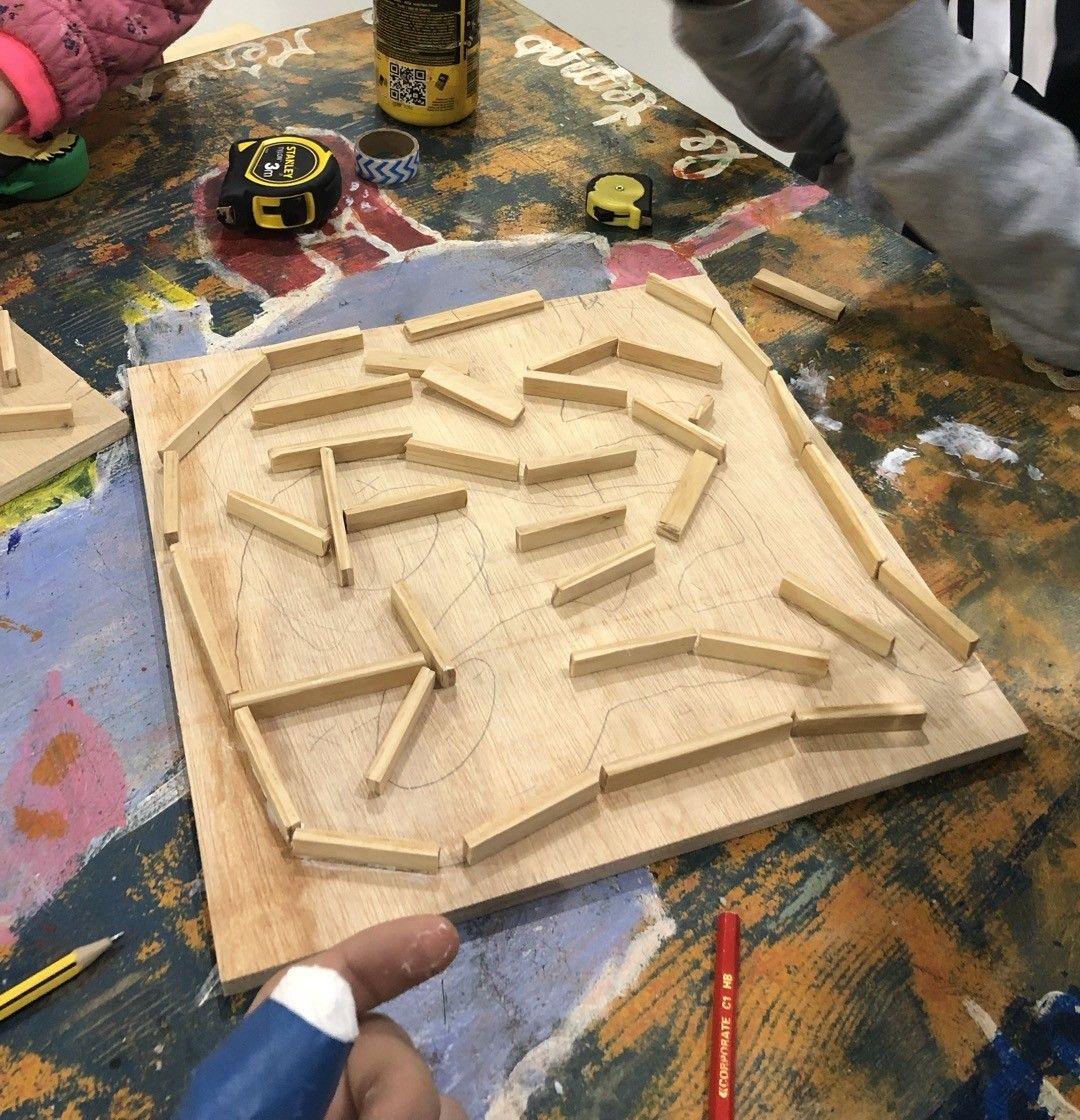 Un labyrinthe en tasseaux de bois fabriqué en atelier