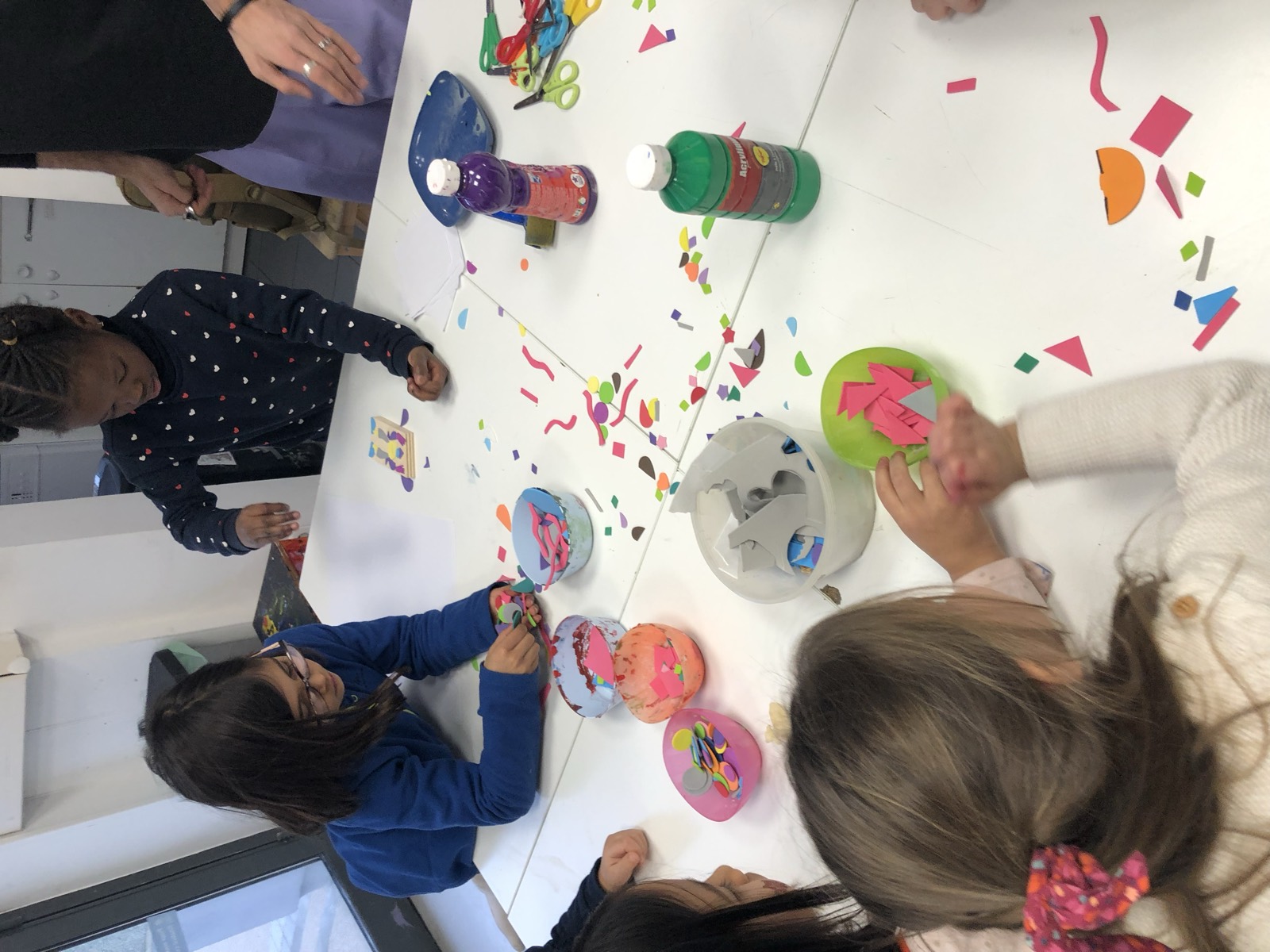 Des bols de couleurs et de petits éléments sur une table