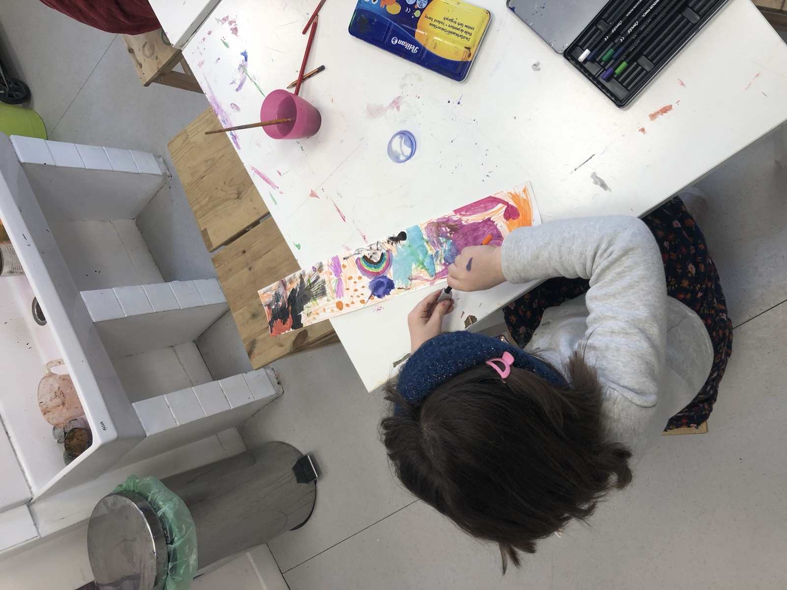 Une table de peinture avec ses pots